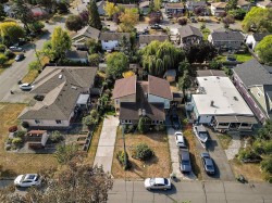 2253 Malaview Ave  Sidney, BC V8L 2E6