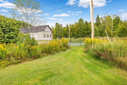 Courtyard - 40 Ch. De Kilkenny, Saint-Hippolyte, QC 
