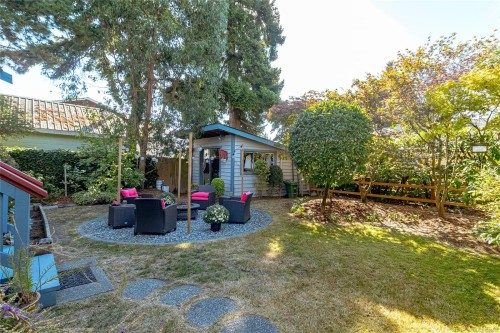 2445 Amelia Ave, Sidney, BC 