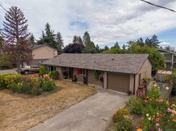 7703 Wallace Dr Central Saanich, BC V8M 1N5
