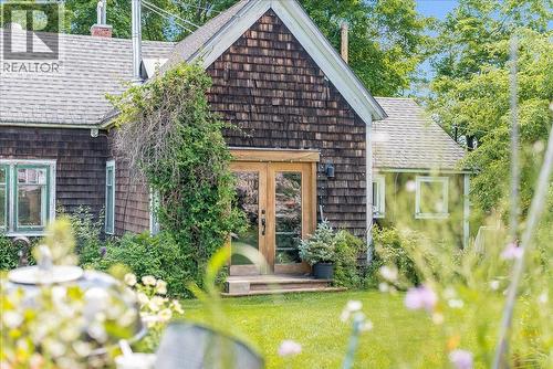 2433 First Avenue  Rossland, BC V0G 1Y0