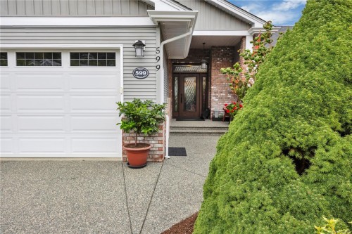 599 Hillcrest Ave, Ladysmith, BC 