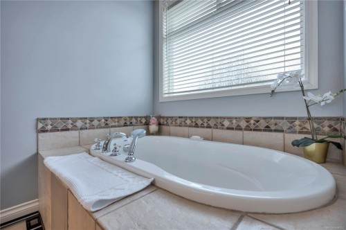 599 Hillcrest Ave, Ladysmith, BC 