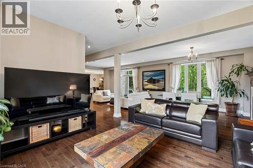 Spacious interior featuring wood-finish flooring and a neutral color palette - 1541 Garnet Avenue, Mississauga, ON 