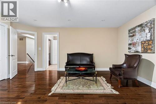 Hardwood flooring throughout a spacious room with light-toned walls - 1541 Garnet Avenue, Mississauga, ON 
