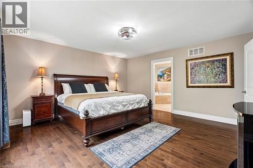 Spacious room featuring rich wood-finish flooring - 1541 Garnet Avenue, Mississauga, ON 