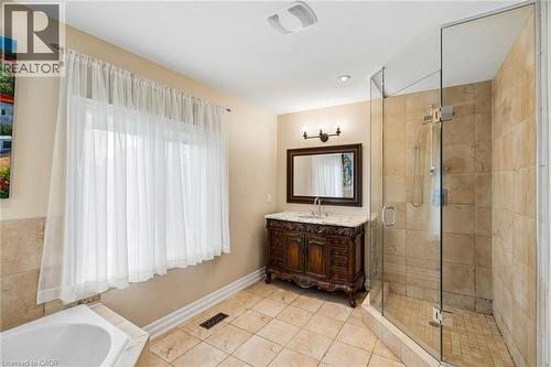 Spacious bathroom featuring natural stone tile flooring and wall accents - 1541 Garnet Avenue, Mississauga, ON 