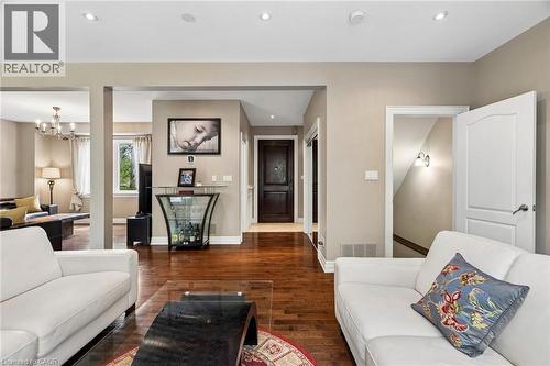 Hardwood flooring extends throughout this open-concept living space - 1541 Garnet Avenue, Mississauga, ON 