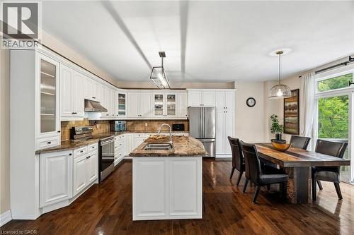 Spacious kitchen and dining area with rich wood-finish flooring - 1541 Garnet Avenue, Mississauga, ON 