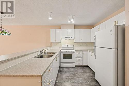 Lots of pantry space - 18 Daphne Crescent, Ottawa, ON 