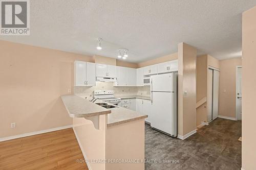 Breakfast bar - 18 Daphne Crescent, Ottawa, ON 