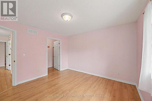 Walk-in closet - 18 Daphne Crescent, Ottawa, ON 