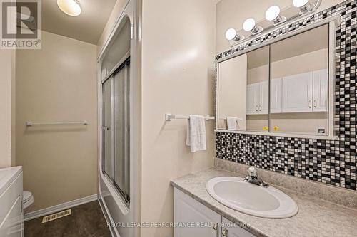 Main floor bath - 18 Daphne Crescent, Ottawa, ON 