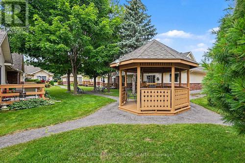 Lovely courtyard for walks  or talks - 18 Daphne Crescent, Ottawa, ON 