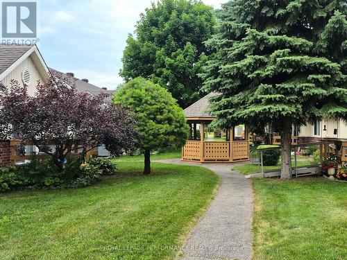 Beautifully maintained grounds - 18 Daphne Crescent, Ottawa, ON 