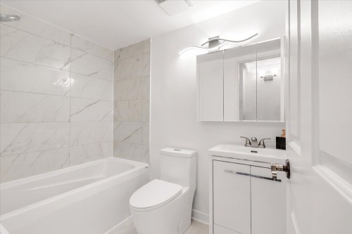 Salle de bains - 804-6635 Ch. Mackle, Côte-Saint-Luc, QC 