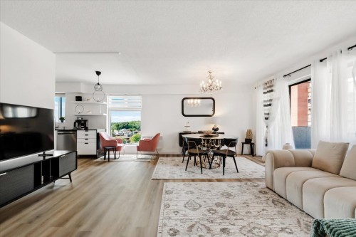 Salon - 804-6635 Ch. Mackle, Côte-Saint-Luc, QC 