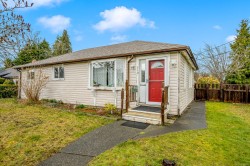 719 8th St  Courtenay, BC V9N 1N6