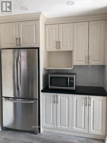 5 REIBER CRESCENT , Toronto, Ontario M2H 1C3 3