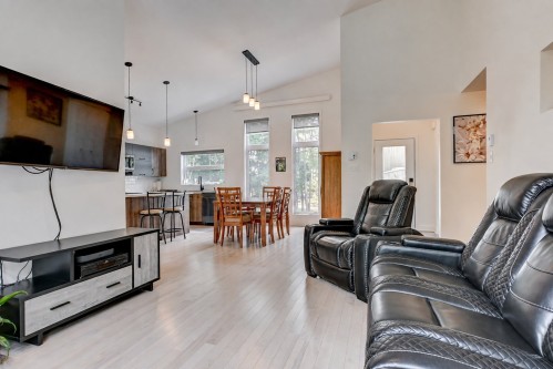 Salon - 34 Rue Du Saturnie, Saint-Hippolyte, QC 