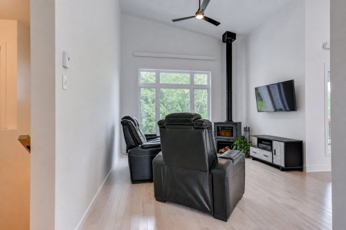 Salon - 34 Rue Du Saturnie, Saint-Hippolyte, QC 