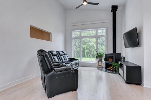 Salon - 34 Rue Du Saturnie, Saint-Hippolyte, QC 