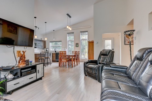 Salon - 34 Rue Du Saturnie, Saint-Hippolyte, QC 