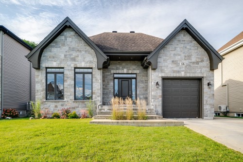 136 Rue L'Heureux  Saint-Jean-Sur-Richelieu, QC J2Y 0A1