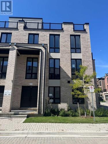 5 KERNS LANE  Richmond Hill, ON L4E 1M1