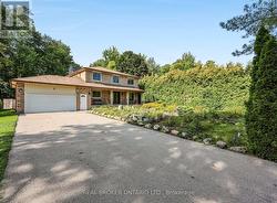 2 AMBERGLEN COURT  East Gwillimbury, ON L9N 1J6