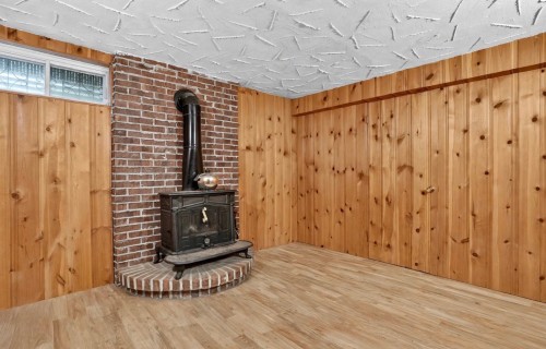Salle de jeux - 74 18E Rue, Laval (Laval-Des-Rapides), QC 