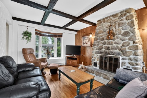 Salon - 74 18E Rue, Laval (Laval-Des-Rapides), QC 
