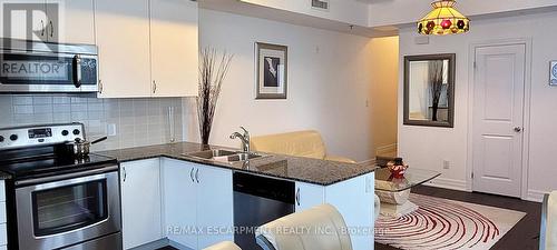 204 - 736 SHEPPARD AVENUE W , Toronto, Ontario M3H 2S8 4