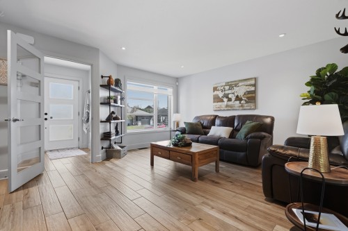 Salon - 51 Rue Des Lys, Lavaltrie, QC 