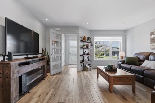 Salon - 51 Rue Des Lys, Lavaltrie, QC 