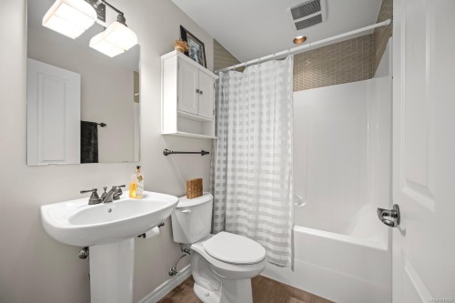 #204-1705 Comox Ave, Comox, BC 