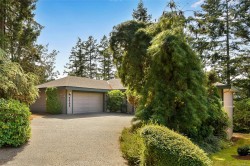 4404 Meadowood Pl Saanich, BC V8X 4V7