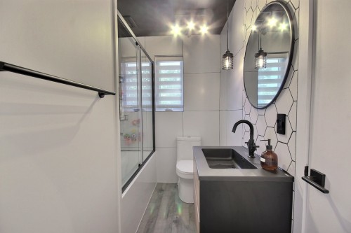Bathroom - 33 Av. Richelieu, Rouyn-Noranda, QC 