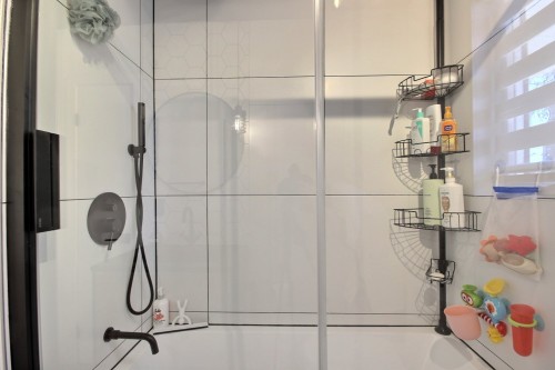 Bathroom - 33 Av. Richelieu, Rouyn-Noranda, QC 