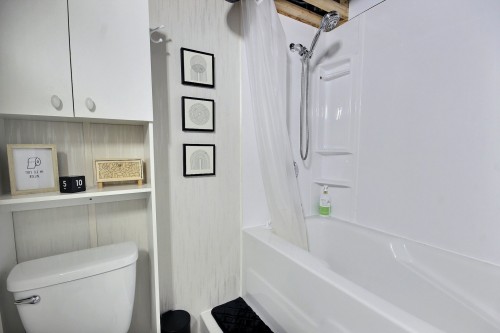Powder room - 33 Av. Richelieu, Rouyn-Noranda, QC 