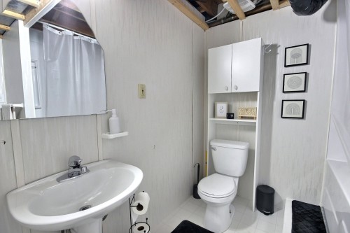 Powder room - 33 Av. Richelieu, Rouyn-Noranda, QC 