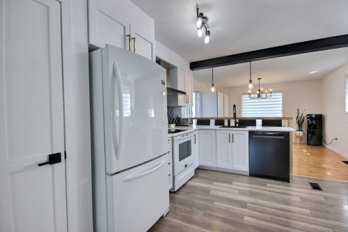 Kitchen - 33 Av. Richelieu, Rouyn-Noranda, QC 