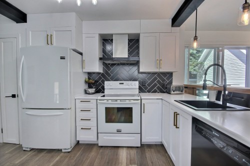 Kitchen - 33 Av. Richelieu, Rouyn-Noranda, QC 