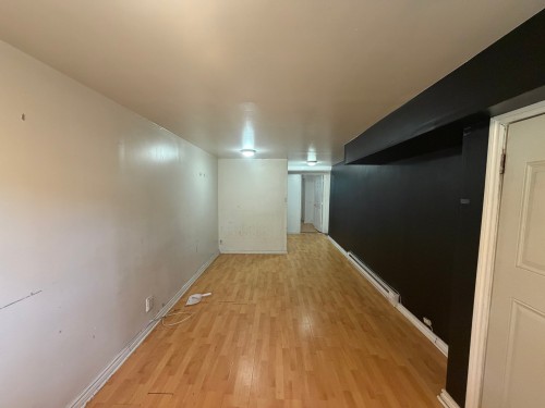 Salon - 9080 16E Avenue, Montréal (Villeray/Saint-Michel/Parc-Extension), QC 