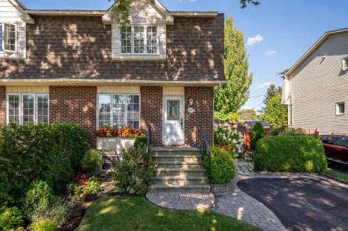 1044 Rue Cardinal  Boisbriand, QC J7G 2P4