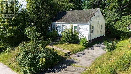 24 HILLCREST AVENUE  Parry Sound, ON P2A 1L4