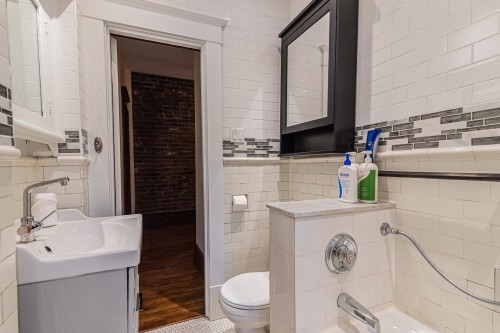 Bathroom - 2302 Av. Regent, Montréal (Côte-Des-Neiges/Notre-Dame-De-Grâce), QC 