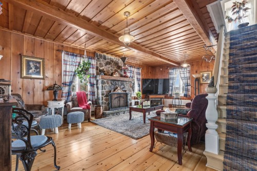 Salon - 337 Grande Côte E., Lanoraie, QC 