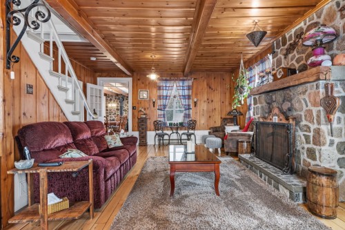 Salon - 337 Grande Côte E., Lanoraie, QC 