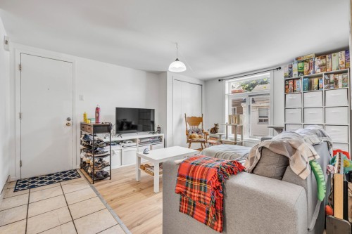 Salon - 543 Rue De Mazenod, Québec (La Cité-Limoilou), QC 
